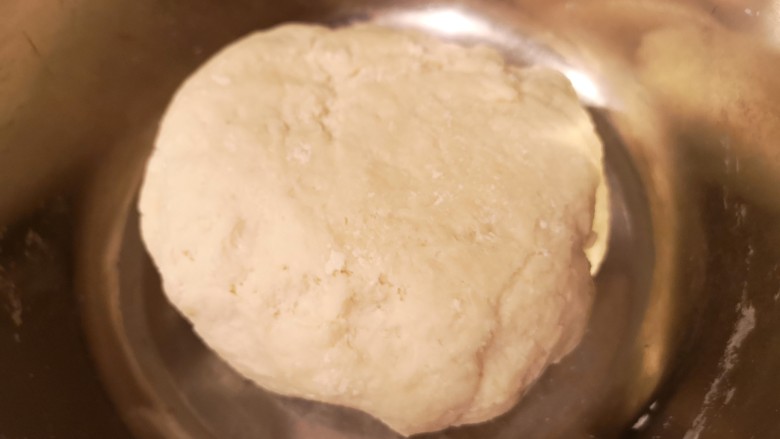 小油饼卷饼,等所有的面粉都搅成颗粒状之后。把面和成面团儿。醒面20分钟，中间可以揉两下。