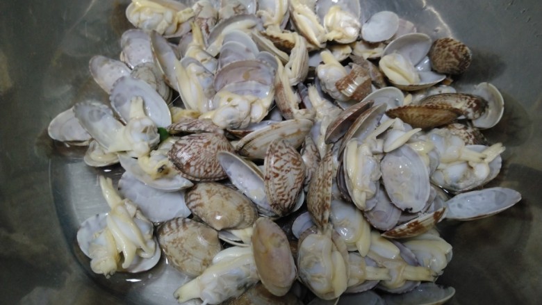 酱香花蛤,清水放入锅中，水温升至30度放入花蛤焯水至花蛤开口捞出。
