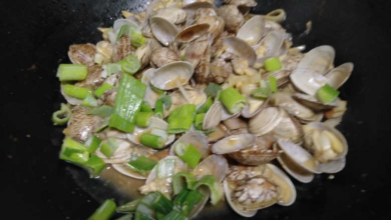 酱香花蛤,大火收汁，撒入葱绿碎。