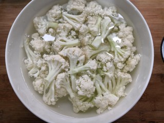 腐乳菜花,把分成小朵的花菜，放入淡盐水中，浸泡15分钟