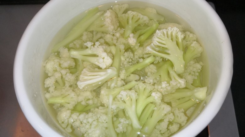 腐乳菜花,水煮开后，放入花菜，焯水1分钟