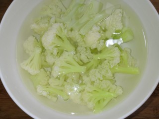 腐乳菜花,把捞出的花菜，放入凉白开中，过凉