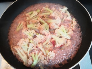 腐乳菜花,翻炒均匀后，小煮1分钟入味