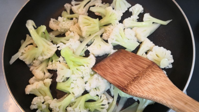 腐乳菜花,把花菜，翻炒均匀