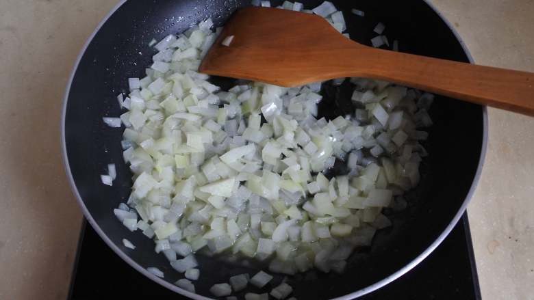 火腿杂蔬焗吐司,橄榄油加黄油化开，炒香洋葱