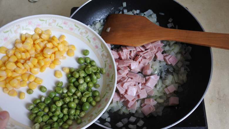火腿杂蔬焗吐司,放入火腿、豌豆、玉米粒，炒香
