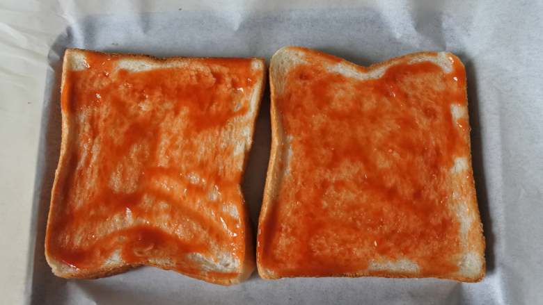 火腿杂蔬焗吐司,面包片上抹一层番茄沙司