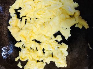 洋葱炒鸡蛋,锅中烧油，油热倒入鸡蛋液，七八成熟时盛出备用。