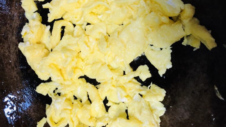 洋葱炒鸡蛋,锅中烧油，油热倒入鸡蛋液，七八成熟时盛出备用。