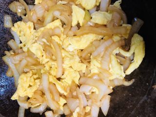 洋葱炒鸡蛋,大概翻炒一分钟左右倒入鸡蛋，再翻炒半分钟出锅。