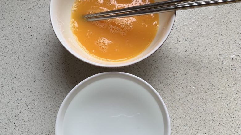 虾仁炖蛋,倒入温水，继续搅拌均匀，温水是鸡蛋液的2倍