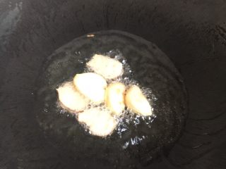 豆豉鸡,放入蒜头，姜片爆香，捞起备用