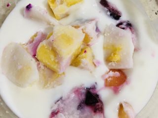 鲜果酸奶冰/冻,鲜果冻加入酸奶，可以让酸奶冰冰的，还有水果。低脂的冷饮。