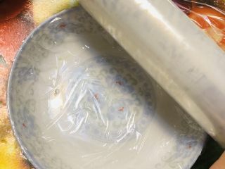 鲜果酸奶冰/冻,找一个圆盘，贴上保鲜膜。有条件的话可以用方形的玻璃器皿。
