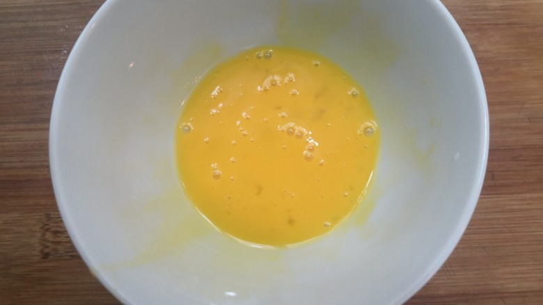 西兰花玉米鸡肉糕,把蛋黄，搅拌均匀