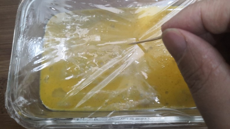 西兰花玉米鸡肉糕,包上耐热保鲜膜，用筷子扎几个小洞
