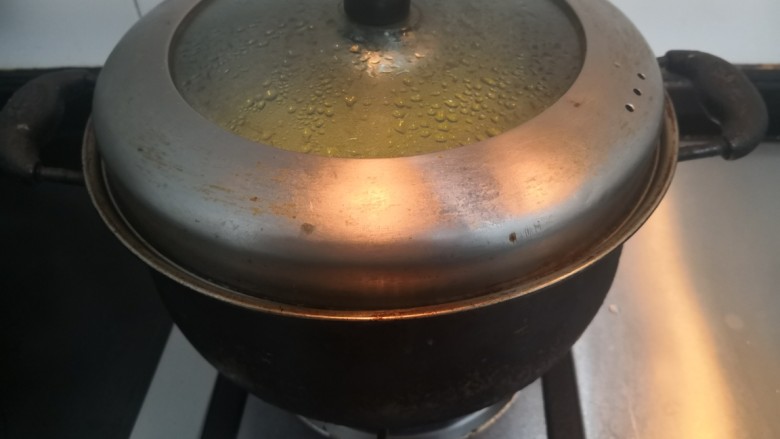 西兰花玉米鸡肉糕,盖上锅盖，上汽后，大火蒸20分钟