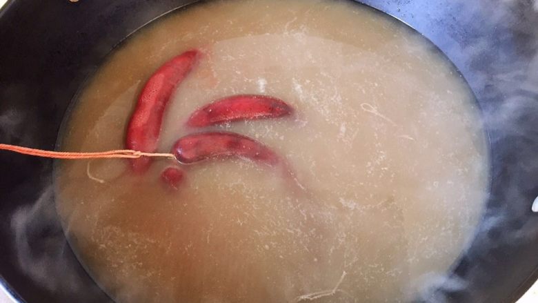 血肠,锅中烧水至40度左右，放入血肠