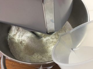 豆沙扭扭面包,厨师机搅拌一下后倒入清水。