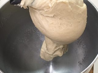 豆沙扭扭面包,厨师机再次中速揉面12分钟，检查面团能否出膜。