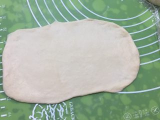 豆沙扭扭面包,将剂子擀成长方形。