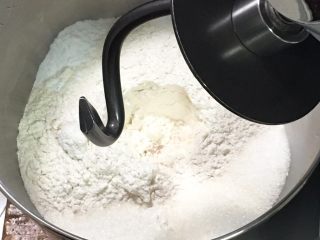 豆沙扭扭面包,高筋粉和低筋粉混合，盐和糖对角放，发酵粉放中间。