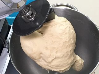 豆沙扭扭面包,厨师机揉面10分钟，检查面团硬湿度。