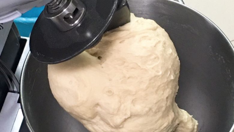 豆沙扭扭面包,厨师机揉面10分钟，检查面团硬湿度。