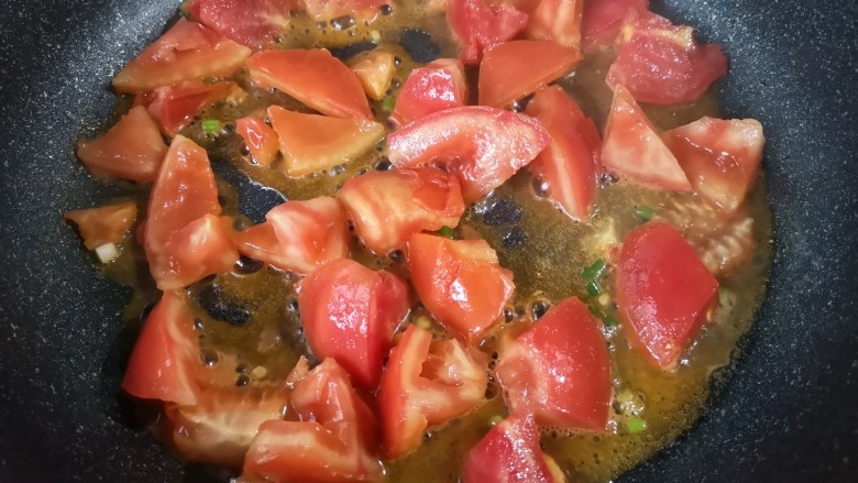 番茄烧豆腐,将番茄炒出汁水。