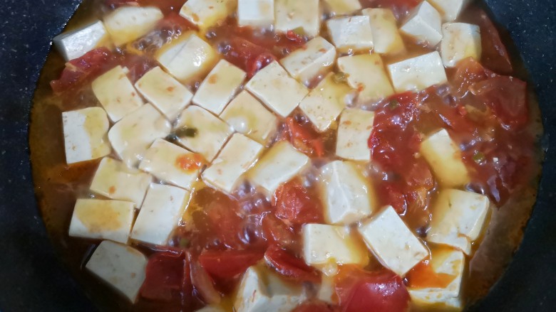 番茄烧豆腐,大火煮开收汁即可。也可把水淀粉搅匀调入锅中勾芡，快速收汁。