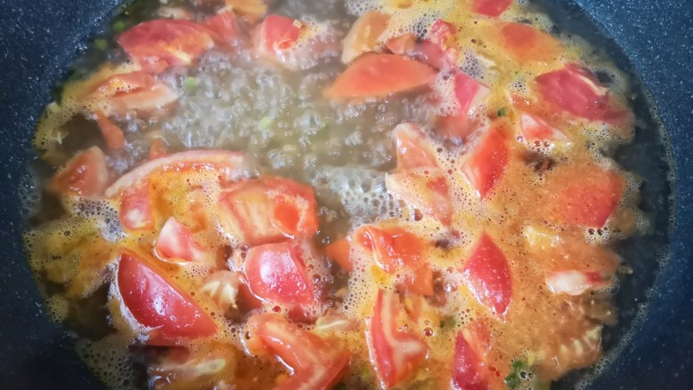 番茄烧豆腐,加入适量清水煮开。