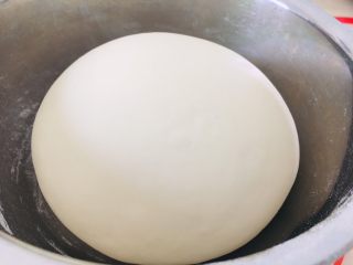 奶香豆沙小馒头,发酵到两倍到取出。