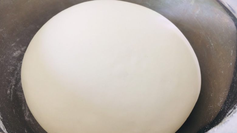 奶香豆沙小馒头,发酵到两倍到取出。
