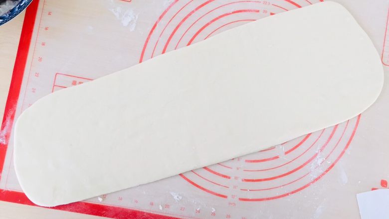 奶香豆沙小馒头,加适量的面粉揉成不粘手的状态，再擀成长方形。