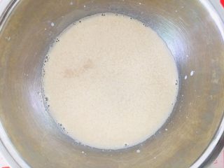 奶香豆沙小馒头,牛奶和酵母混合静止5分钟。