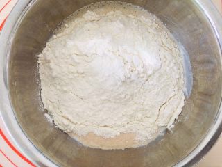 奶香豆沙小馒头,倒入面粉。