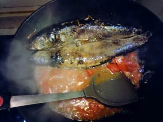 茄汁沙丁鱼,加盐，糖，把西红柿炒软，倒入腌鱼的料酒和酱油，改小火
