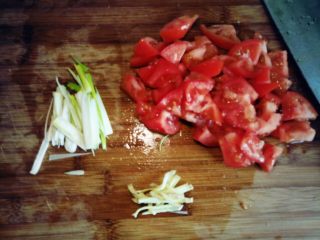 茄汁沙丁鱼,葱、姜、蒜、西红柿切好备用
