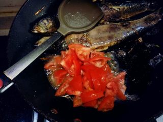 茄汁沙丁鱼,把鱼推到一边，倒入西红柿翻炒