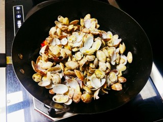 锡箔金针菇花甲，简单好吃,倒入沥水的花椒爆炒