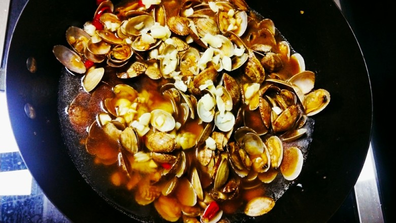 锡箔金针菇花甲，简单好吃,加入适量的水，煮沸5分钟