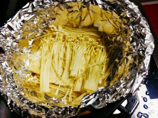 锡箔金针菇花甲，简单好吃,准备砂锅，铺上锡箔纸，底部放上金针菇
