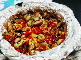 锡箔金针菇花甲，简单好吃,煮至水少量后，表面加上小米椒起锅