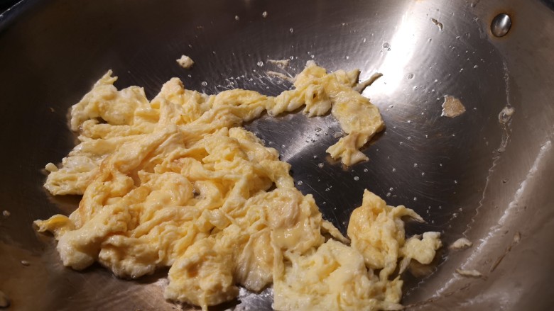 一碗素面当夜宵,放入鸡蛋翻炒。