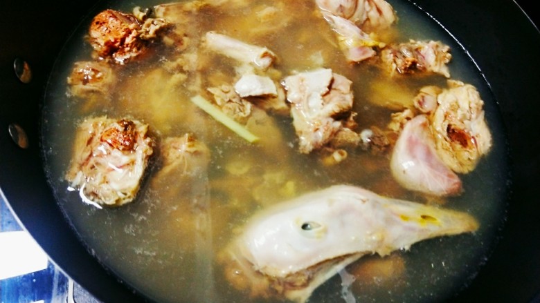 啤酒红烧大鹅，做起来很简单,将大鹅放在热水中煮5分钟，捞起沥水