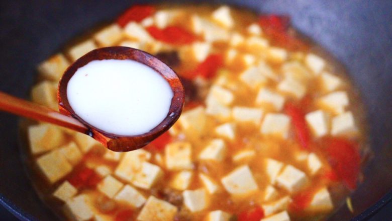 肉末番茄烩豆腐,这个时候加入提前用清水化开的淀粉。