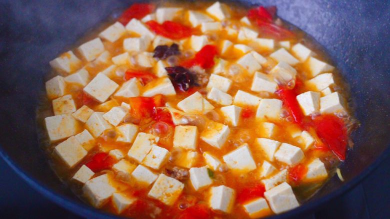 肉末番茄烩豆腐,中火继续炖煮至锅中汤汁浓稠时。