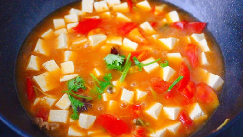 肉末番茄烩豆腐,大火煮沸后，放入香菜段即可。
