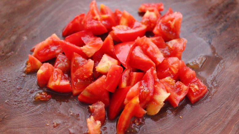 肉末番茄烩豆腐,<a style='color:red;display:inline-block;' href='/shicai/ 59'>番茄</a>洗净后，用刀切成小块。