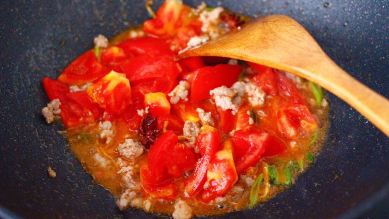 肉末番茄烩豆腐,这个时候加入切块的番茄。